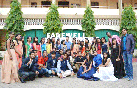 भिलाई। संतोष रूंगटा समूह द्वारा संचालित रूंगटा कॉलेज ऑफ इंजीनियरिंग एण्ड टेक्नालॉजी (आरसीईटी) के एमबीए कोर्स के द्वितीय सेमेस्टर के स्टूडेंट्स ने चौथे सेमेस्टर के अपने सीनियर स्टूडेंट्स को फेयरवेल पार्टी दी। आरसीईटी के ऑडीटोरियम में आयोजित एडियोज एमीगोज में सभी मैनेजमेंट स्टूडेंट्स ने शिरकत की। मौके पर संतोष रूंगटा समूह के डायरेक्टर एफएण्डए सोनल रूंगटा, डीन स्टूडेंट सेक्शन तथा हेड मैनेजमेंट डॉ. मनोज वर्गीस, डीन इसीएस प्रो. एस. भारती, प्रबंधक (जनसंपर्क) सुशांत पंडित, सहित मैनेजमेंट विभाग के फैकल्टी मेम्बर्स सुशील पुनवटकर, सौरभ गुहा तथा खुशबू साहू आदि उपस्थित थे। कार्यक्रम का संचालन एमबीए द्वितीय सेमेस्टर के स्टूडेंट्स पूजा रमनानी, प्रिया तिवारी तथा अनुप्रिया गरेवाल ने किया। 