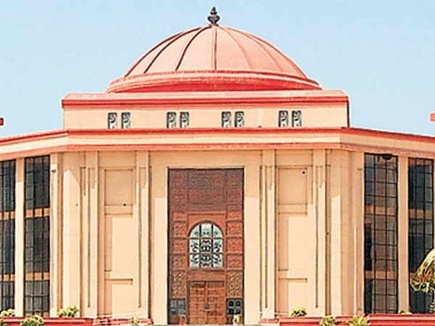बिलासपुर/रायपुर। हाईकोर्ट ने प्रदेश के संसदीय सचिवों के काम करने पर आगामी आदेश तक रोक लगा दी है। मामले में अंतिम सुनवाई 23 अगस्त को होगी। राज्य शासन ने प्रदेश में 11 संसदीय सचिव नियुक्त कर इन्हें राज्य मंत्री का दर्ज दिया है। संसदीय सचिवों को शासकीय वाहन, निज सचिव, अतिरिक्त वेतन व भत्ते देने का प्रावधान है।