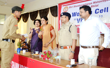 पुलिस की शहादत का आंकड़ा सेना से भी बड़ा : शशिमोहन भिलाई। अतिरिक्त पुलिस अधीक्षक शहर शशिमोहन सिंह ने कहा है कि आंतरिक सुरक्षा में जुटी पुलिस की शहादत का आंकड़ा सीमा की सुरक्षा कर रहे सैनिकों से भी बड़ा है। यदि थ्रिल चाहिए तो आर्मी ज्वाइन करें। इसके लिए नशे का सहारा न लें। अच्छा भविष्य चाहते हैं तो टाइम मैनेजमेंट सीखें।