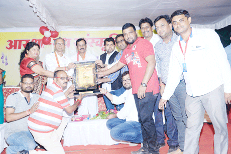 न्यू आजाद गणेशोत्सव समिति को मिला वर्ष 2017 का खिताब भिलाई। गगनचुंबी नयनाभिराम आतिशबाजियों के बीच भगवान श्री गणेश ने कहीं बैलगाड़ी की सवारी की तो कहीं एक राजा की तरह वे नजर आए। गणेश प्रतिमाएं विभिन्न रूपों में देर रात तक सिविक सेंटर चौक पर डटे भक्तों को दर्शन देती रहीं।
