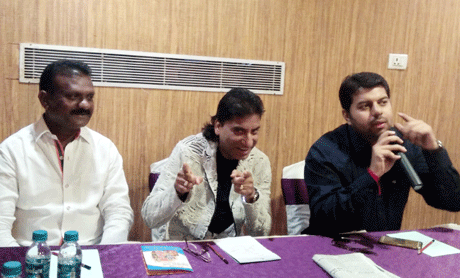 बहुत रोया हूँ, इसलिए हंसाता हूँ : राजू श्रीवास्तव भिलाई। प्रसिद्ध मिमिक्री आर्टिस्ट और कॉमेडियन राजू श्रीवास्तव कहते हैं कि गजल और हास्य दर्द से उत्पन्न होते हैं। कभी मैं बहुत रोया हूं, इसलिए लोगों को हंसाने का बीड़ा उठाया है। शादियों में होने वाले अनाप शनाप खर्च और गरीबी के कारण होने वाले अपमान की वजह से ही आज वे शादी की रस्मों पर प्रभावी रूप से कॉमेडी कर पाते हैं। उन्होंने कहा, यही वजह है कि कभी स्टार का बेटा या बेटी कॉमेडियन नहीं बनते। यह अभावों से उत्पन्न होती है।