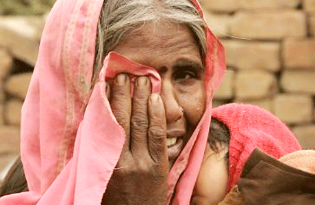 रायपुर। सात साल से इंदिरा गांधी पेंशनरों के करोड़ों रुपए एनजीओ को बांटने के अलावा पूरे प्रदेश के प्रत्येक जिल में 2 से 4 लाख रुपए समाज कल्याण विभाग को जारी किए जाने का मामला भी सामने आया है। इसे भी प्रशासकीय मद में खर्च करने के लिए दे दिए गए हैं, वहां भी एनजीओ और अन्य मद में खपा दिए गए। ऑडिट के वक्त अधिकारियों ने हवाला दिया कि 3 प्रतिशत की राशि खर्च करने के निर्देश केन्द्र से मिले थे, लेकिन जो आदेश पत्र विभाग ने दिखाए, वे सन 2009 के हैं।