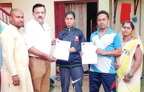 भिलाई। अनेक राष्ट्रीय खेल स्पर्धाओं में ख्याति अर्जित कर चुके भाई-बहन द्वारा एकसाथ नेत्रदान कर आदर्श उदाहरण प्रस्तुत किया है। 101,बजरंगपारा, कोहका निवासी रूपेन्द्र सिंह चंदेल, पूर्व राष्ट्रीय कराते खिलाड़ी एवं राष्ट्रीय स्तर के कोच एवं उनकी बहन सुश्री मीनाक्षि चंदेल, वुशू और बॉक्सिंग की राष्ट्रीय खिलाड़ी व पुलिसकर्मी द्वारा प्रनाम के अध्यक्ष पवन केसवानी के माध्यम से नेत्रदान की वसीयतें की हैं।