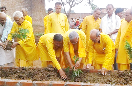 पर्यावरण संरक्षण के लिए गायत्री परिवार 'अपना गांव-अपना वनÓ योजना संचालित कर रहा है। परिवार से जुडऩे वाले नए सदस्यों को प्रसाद के रूप में पौधे दिए जा रहे हैं। इन पौधों को नए सदस्य तालाब किनारे या फिर अपने घरों के आंगन में लगाते हैं। साथ ही पौधों के बड़े होने तक देखभाल के लिए भी सदस्यों द्वारा संकल्प भी लिया जाता है।