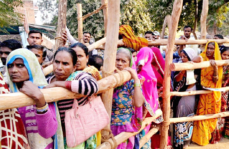 अहमदाबाद। गुजरात में विधानसभा चुनाव का बिगल बज चुका है। 9 और दिसंबर को मतदाता प्रत्याशियों की किस्मत का फैसला करेंगे। इसमें युवा मतदाताओं की संख्या सबसे ज्यादा रहेगी। केवल युवा ही नहीं बल्कि इस चुनाव में 90 से 100 की उम्र वाले मतदाता भी कम नहीं है। गुजरात विधानसभा चुनाव में 90 से सौ बरस के बीच के मतदाताओं की संख्या 7843 हैं। वहीं सौ साल या उसको पार कर चुके मतदाताओं की संख्या 662 है।