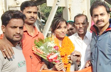 रायपुर। शहर के पंडरी बाजार में प्रणीता मेश्राम के इरादे मामूली नहीं हैं। कक्षा 12वीं में पढ़ने वाली प्रणीता, म्यूथाई खेल में इतनी निपुण हैं कि उनकी झोली में पुरस्कारों की झड़ी लग गई है। प्रणीता के पिता ठेले पर चाय बेचकर परिवार की गाड़ी चलाते हैं लेकिन बेटी के सपनों को साकार करने के लिए वह भी जी-जान से जुटे हैं। मां गायत्री भी बेटी की राह में कोई रोड़ा नहीं आने देतीं। परिवार के इसी सकारात्मक माहौल ने इस खेल प्रतिभा से खिलवाड़ नहीं होने दिया। 