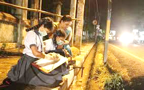 पुडुचेरी के कलिथीरथुकुप्पम गांव में सरकारी प्राथमिक विद्यालय के दो स्कूली लड़कियां जो कमाल कर रही है उसके बारे में जानकर आप हैरान रह जाएंगे। इन स्कूली छात्राओं ने ड्रेनेज वॉटर से बिजली पैदा करने का तरीका निकाल लिया है और उन्होंने इसके लिए एक माइक्रो पॉवर जनरेटर तैयार किया है। कक्षा पांचवीं की टी. मित्रा और के. शरणी प्रिया को टीचर्स ने बताया कि तेज बहते पानी से बिजली पैदा की जा सकती है।