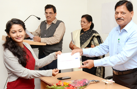 दुर्ग। शासकीय विश्वनाथ यादव तामस्कर स्नातकोत्तर स्वशासी महाविद्यालय में मतदाता अभियान 2017 (स्वीप) के अन्तर्गत जिला स्तरीय पुरस्कार विवरण का आयोजन किया गया। कार्यक्रम के मुख्य अतिथि महाविद्यालय के प्राचार्य डॉ. एस.के. राजपूत थे। नोडल अधिकारी डॉ. एस.आर. ठाकुर ने कहा कि स्वीप के उद्देश्यों की जानकारी दी। डॉ. ठाकुर द्वारा संभाग स्तर की स्वीप की प्रतियोगिताओ की रूपरेखा की सूचना भी दी।