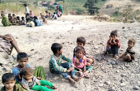 पेटलावद (झाबुआ)। ग्राम पंचायत मोहनकोट में शिक्षा व्यवस्था का बुरा हाल है। मोरझरिया ग्राम के उकाला फलिया के लोग सुख सुविधाओं से कोसों दूर है। तालाब और पहाड़ी के एक तरफ करीब 2 किमी की दूरी में बने 70 घ्ारों के 124 से ज्यादा बच्चों की दिनचर्या कॉपी, किताब, पेन, पेंसिल के सहारे नहीं बल्कि मवेशियों को चराने के साथ शुरू होती है।
