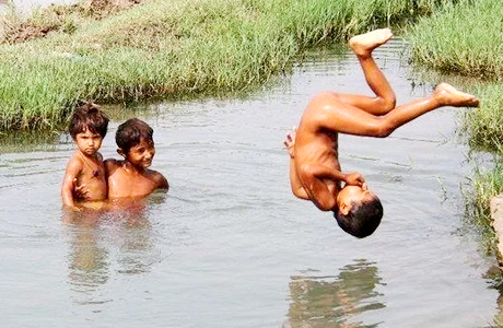 रायपुर। दुर्ग से 15 किलोमीटर दूर गांव पुरई के तैराकों की धमक अब देश-दुनिया में होगी। गांव के डोंगिया तालाब में तैराकी का अभ्यास कर शालेय नेशनल में गोल्ड और सिल्वर मेडल जीतकर यहां के लड़के ही नहीं, लड़कियों ने भी तैराकी में लोहा मनवाया है। भारतीय खेल प्राधिकरण (साई) मुख्यालय दिल्ली ने भी अब इन तैराकों की सुधि ली है। दिल्ली से आदेश के बाद अब रायपुर साई की टीम 27 नवंबर को गांव में जाकर ट्रायल लेगी। 