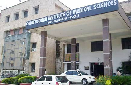 बिलासपुर। छत्तीसगढ़ इंस्टीट्यूट ऑफ मेडिकल साइंसेज ने मानवता का उदाहरण प्रस्तुत किया है। गंभीर बीमारी से जूझ रहे एक बुजुर्ग से जब घर वालों ने मुंह फेर लिया तो सिम्स ने उसे गोद ले लिया। 13 महीने तक उसका नि:शुल्क उपचार किया। जब मरीज की मृत्यु हो गई तो अस्पताल प्रबंधन की तरफ से ही उसके कफन दफन का भी इंतजाम किया गया। कोरबा के बाकीमोंगरा निवासी मेघनाथ पिता रामलाल 65 साल को 2016 नवंबर में सिम्स में भर्ती किया गया था।