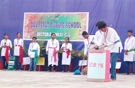 भिलाई। डीएवी इस्पात पब्लिक स्कूल सेक्टर- 2 की छात्र- छात्राओं ने स्वच्छता अभियान के तहत स्वच्छाग्रही बनकर नुक्कड़ नाटक के माध्यम से स्वच्छता का संदेश देने का प्रयास किया। बच्चों ने कहा कि स्वच्छता के प्रति हमारी जिम्मेदारी केवल अपने घर तक सीमित नहीं है। ना ही सार्वजनिक क्षेत्रों की सफाई केवल सरकारी तंत्र की जिम्मेदारी है। वातावरण को शुद्ध व स्वच्छ रखना हम सबकी साझा जिम्मेदारी है।