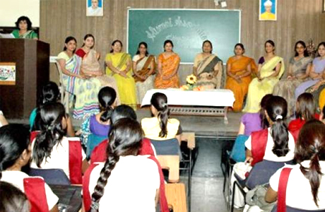 नई दिल्ली. NCTE नेशनल काउंसिल फॉर टीचर्स एजुकेशन ने देश के करीब 1000 शिक्षक प्रशिक्षण संस्थानों को बंद करने का फैसला किया है। एनसीटीई ने इन संस्थानों को अनिवार्य रूप से इस साल जुलाई तक एफिडेविट जमा कराने को कहा था, जिसमें नाकाम रहने पर इन संस्थानों को बंद करने का आदेश दिया गया है। गौरतलब है कि इन संस्थानों के परिचालन में पारदर्शिता लाने और हो रहे फर्जीवाड़े को रोकने के लिए एनसीटीई ने हलफनामे के जरिए सभी शिक्षक प्रशिक्षण संस्थानों को आवश्यक डाटा पेश करने को कहा था। तय समय में हलफनामा दाखिल नहीं करने वाले संस्थानों को इसी सप्ताह कारण बताओ नोटिस जारी किया गया था। '