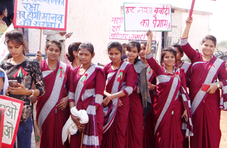 भिलाई। जीडी रुंगटा कॉलेज ऑफ साइंस एण्ड टेक्नोलॉजी (जीडीआरसीएसटी) के शिक्षा विभाग द्वारा डीएड एवं बीएड के प्रशिक्षार्थियों के लिये ग्राम बोरसी, बेमेतरा में त्रि-दिवसीय ग्रामीण सामुदायिक शिविर लगाया गया। संतोष रूंगटा समूह के डायरेक्टर एफएण्डए सोनल रूंगटा ने बताया कि शिविर का उद्देश्य भावी शिक्षकों को ग्रामीण परिवेश का अनुभव तथा सामुदायिक भावना का विकास करना था।