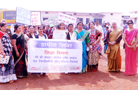 भिलाई। जीडी रुंगटा कॉलेज ऑफ साइंस एण्ड टेक्नोलॉजी (जीडीआरसीएसटी) के शिक्षा विभाग द्वारा डीएड एवं बीएड के प्रशिक्षार्थियों के लिये ग्राम बोरसी, बेमेतरा में त्रि-दिवसीय ग्रामीण सामुदायिक शिविर लगाया गया। संतोष रूंगटा समूह के डायरेक्टर एफएण्डए सोनल रूंगटा ने बताया कि शिविर का उद्देश्य भावी शिक्षकों को ग्रामीण परिवेश का अनुभव तथा सामुदायिक भावना का विकास करना था।