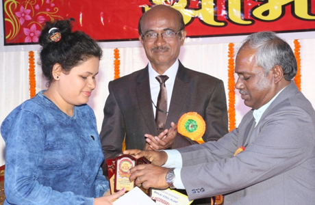 भिलाई। बीएसपी के शिक्षा विभाग के अन्तर्गत संचालित सीनियर सेकण्डरी स्कूल सेक्टर-10 में 22 दिसम्बर, 2017 को 47वाँ वार्षिक दिवस समारोह अभिव्यंजना-2017 का समारोह एवं उत्साहपूर्वक आयोजन किया गया। समारोह में बीएसपी के कार्यपालक निदेशक (कार्मिक एवं प्रशासन) श्री एम के बर्मन ने मुख्य अतिथि के रूप में अपनी गरिमामयी उपस्थिति प्रदान की। इस अवसर पर कार्यपालक निदेशक (सामग्री प्रबंधन) श्रीमती रीता बैनर्जी एवं कार्यपालक निदेशक (वित्त एवं लेखा) श्री बी पी नायक सहित उप महाप्रबंधक प्रभारी (नगर सेवाएँ विभाग) श्री ए के पति, सहायक महाप्रबंधक (शिक्षा) श्रीमती वैशाली सुपे एवं अन्य गणमान्य उपस्थित थे। विदित हो कि इस समारोह में विज्ञान और कला प्रदर्शनी आकर्षण का मुख्य केन्द्र रहा। इसके अलावा रंगोली व पुष्पों तथा सलाद की सजावट और कलात्मक कौशल को भी अभिव्यक्ति मिली। 