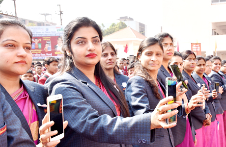 भिलाई। शकुन्तला विद्यालय में स्वच्छ भारत मिशन के तहत स्वच्छता एप को डाउलोड किया गया। जोन कमिश्नर आर.के. पदमवार, विशेष अतिथि रिकेश सेन नगर पालिक निगम के नेता प्रतिपक्ष, स्वच्छता मिशन के नोडल अधिकारी अजय शुक्ला एवं सहायक अभियंता नवीन वर्मा उपस्थित रहे। इस अवसर पर सभी छात्र-छात्राओं, शिक्षकों एवं कर्मचारियों ने घर, शाला, मोहल्ला, जिला एवं राज्य तथा देश को स्वच्छ बनाये रखने का संकल्प लिया गया।