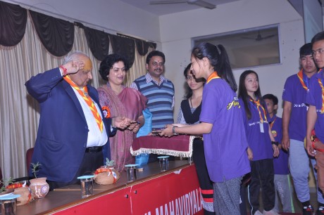 भिलाई। श्री शंकराचार्य महाविद्यालय में भारत स्काउट गाइड जम्बूरी कैम्प में भाग ले रहे भूटान से आए विद्यार्थियों को भारत की संस्कृति एवं विरासत से परिचित कराने के उद्देश्य से छत्तीसगढ़ स्काउट गाइड के मुख्य आयुक्त श्री गजेन्द्र यादव एवं छत्तीसगढ़ स्काउट गाइड राज्य आयुक्त डॉ. रक्षा सिंह के द्वारा कार्यक्रम का आयोजन किया गया।