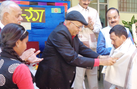 दुर्ग। शासकीय डॉ वावा पाटणकर कन्या स्नातकोत्तर महाविद्यालय में चित्रकला विभाग एवं रजा फाउण्डेशन नई दिल्ली के संयुक्त तत्वाधान में आयोजित सात दिवसीय कायर्शाला आदि-रंग के समापन अवसर पर कायर्शाला में आये देश के विभिन्न प्रांतों के चित्रकारों का शाल-श्रीफल से सम्मान किया गया। मुख्य अतिथि डॉ. दीपक कारकून तथा विशिष्ट अतिथि भिलाई इस्पात संयंत्र के वरिष्ठ अधिकारी विजय मैरॉल थे। कार्यक्रम की अध्यक्षता महाविद्यालय के प्राचार्य डॉ. सुशील चन्द्र तिवारी ने की। 