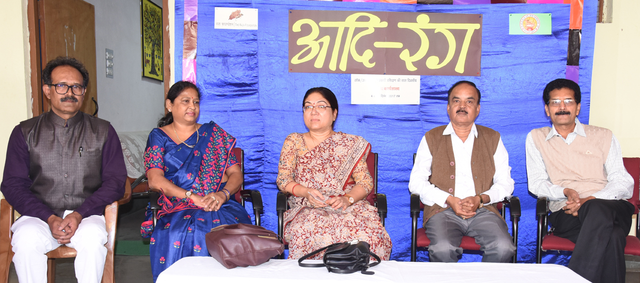 दुर्ग। कला से ही सम्पूर्ण व्यक्तित्व का निर्माण होता है। उक्त बातें इंदिरा कला, संगीत विश्वविद्यालय, खैरागढ़ की कुलपति डॉ माण्डवी सिंह ने शासकीय डॉ. वा.वा. पाटणकर कन्या स्नातकोत्तर महाविद्यालय दुर्ग में आयोजित सात दिवसीय राष्ट्रीय चित्रकला कार्यशाला आदि-रंग में बतौर मुख्य अतिथि कहीं।