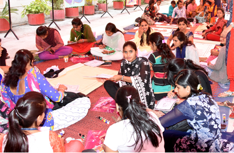 दुर्ग। कला से ही सम्पूर्ण व्यक्तित्व का निर्माण होता है। उक्त बातें इंदिरा कला, संगीत विश्वविद्यालय, खैरागढ़ की कुलपति डॉ माण्डवी सिंह ने शासकीय डॉ. वा.वा. पाटणकर कन्या स्नातकोत्तर महाविद्यालय दुर्ग में आयोजित सात दिवसीय राष्ट्रीय चित्रकला कार्यशाला आदि-रंग में बतौर मुख्य अतिथि कहीं।