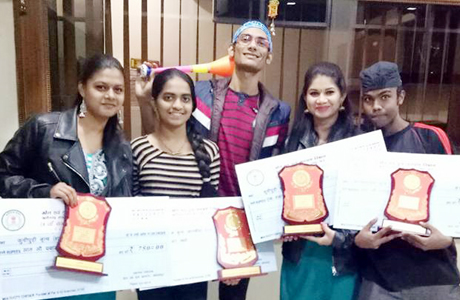 भिलाई। जगदलपुर में आयोजित राज्य स्तरीय युवा महोत्सव में नृत्यथि कलाक्षेत्रम के नर्तकों एवं नृत्यांगनाओं ने फिर बाजी मारी है। भरतनाट्यम एवं कुचिपुड़ी श्रेणी का प्रथम एवं द्वितीय पुरस्कार नृत्यथि के बच्चों ने ही जीता। भरतनाट्यम का प्रथम पुरस्कार भव्या शंकरकुमार और द्वितीय पुरस्कार होरिल गौर ने जीता। वहीं कुचिपुड़ी का प्रथम पुरस्कार श्वेता नायक एवं द्वितीय पुरस्कार आयुषी बलैया ने जीता। उनकी इस उपलब्धि पर उनके गुरू और नृत्यथि कलाक्षेत्रम के डायरेक्टर जी रथीश बाबू ने उन्हें शुभकामनाएं दी हैं।
