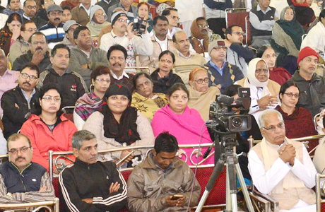 भिलाई। भगवान ने हम सभी में गुप्त रूप से कैमरा लगाया है। इस कैमरे में सबकुछ रिकार्ड होता रहता है। हम जैसे कर्म करते हैं वह औरों से छिप सकता है पर इस कैमरे से नहीं। इसीको चित्रगुप्त की संज्ञा दी गई है। उक्त बातें वरिष्ठ राजयोग शिक्षिका और मैनेजमेंट ट्रेनर ब्रह्माकुमारी उषा दीदी ने ब्रह्माकुमारीज के 80 वर्ष पूर्ण होने के उपलक्ष्य में मन की शांति जीवन की शक्ति विषय पर आयोजित विशाल राजयोग शिविर के अंतिम दिन कहीं।