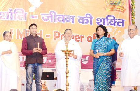 भिलाई। सेल्फ डिसिप्लिन से व्यवहार में कुशलता आती है। भौतिक योग, व्यक्ति से योग, समय के साथ योग सभी योगों का सार है बैलेंस प्लस सेल्फ डिसिप्लिन। मन की अशांति का मुख्य कारण है ब्रेन के राईट और लेफ्ट दोनों भाग का इनबैलेंस होना, मानव का राईट ब्रेन का भाग इमोशनल और लेफ्ट ब्रेन का भाग लॉजिक से संबधित होता है। इसे हम सामान्य भाषा में दिल और दिमाग का कनेक्श्न कहते है। जिसका संतुलन नहीं होने से ईगो क्लेश होता है। उक्त बातें वरिष्ठ राजयोग शिक्षिका एवं मैनेजमेंट ट्रेनर ब्रह्माकुमारी उषा ने प्रजापिता ब्रह्माकुमारी ईश्वरीय विश्वविद्यालय के 80 वर्ष पूर्ण होने के उपलक्ष्य में आयोजित विशाल राजयोग शिविर में कहीं।