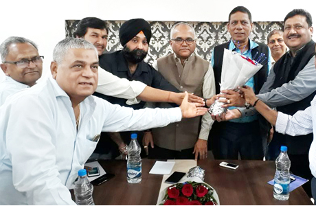  बीएसपी एंसीलरी इंडस्ट्रीज एसोसिएशन द्वारा भिलाई के औद्योगिक क्षेत्र स्थित कन्हैया स्टील इंडस्ट्रीज में एक बैठक आयोजित की गयी। इस बैठक में डीआईसी के सीजीएम प्रवीण शुक्ला, जीएम अनिल श्रीवास्तव, सीएसआईडीसी के आवस्थी विशेष रूप से उपस्थिति रहे। बीएसपी एंसीलरी  इंडस्ट्रीज एसोसिएशन के संरक्षक के.के.झा ने डीआईसी के सीजीएम प्रवीण शुक्ला का स्वागत किया। एसोसिएशन ने औद्योगिक एस्टेट में हो रहे अवैध कब्जे को हटाने अनुरोध किया है। बीएसपी एंसीलरी इंडस्ट्रीज एसोसिएशन के अध्यक्ष अरविंदर सिंह खुराना ने बीएसपी द्वारा गठित प्लांट लेवल एडवाइसर कमेटी के बैठक आयोजित करने का अनुरोध किया है विदित हो की भिलाई स्टील प्लांट ने पिछले 7 साल से इस प्लांट लेवल एडवाइसर कमेटी की बैठक आयोजित नहीं की है। इस बैठक को तुरंत आयोजित करने का अनुरोध किया।