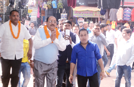 ग्लैमर नहीं, व्यापारियों के हित में काम करेगा विकास पैनल भिलाई। छत्तीसगढ़ चेम्बर ऑफ कॉमस एंड इंडस्ट्रीज के प्रतिष्ठापूर्ण चुनाव में इस बार जवाहर मार्केट कमेटी के अध्यक्ष मांगीलाल सोनी एवं लिंक रोड व्यापारी संघ के अध्यक्ष भी हिस्सा ले रहे हैं। व्यापारी विकास पैनल के बैनर तले चुनाव लड़ रहे इन नेताओं का कहना है कि पिछली कार्यकारिणी ने संघ को ग्लैमर दिया पर व्यापारियों की समस्याओं की अनसुनी ही हुई। व्यापारियों की किसी भी तरह की समस्या को सुलझाने में पिछले कार्यकारिणी विफल रही है।