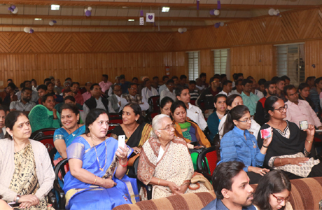 दुर्ग। "भारतीय सांस्कृतिक धारा - अनादि से आज तक" पर आयोजित कायर्शाला में अपने विचार व्यक्त करते हुए विभिन्न मनीषियों ने कहा कि हमें अपनी जनजातीय परम्पराओं को ईमानदारी से लिपिबद्ध करना चाहिए। बीआईटी दुर्ग के सभागार में दुर्ग विश्वविद्यालय द्वारा आयोजित इस दो दिवसीय कायर्शाला में आदिवासी जनजातीय समाज की प्रतिनिधि जयमति कश्यप, उग्रेश मरकाम, अंजनी मरकाम, रमेश हिड़ामे, हिमाचल प्रदेश केन्द्रीय विश्वविद्यालय के कुलपति डॉ. कुलदीपचंद अग्निहोत्री, लखनलाल कलामे, लक्ष्मण मरकाम ने अपने वक्तव्य रखे। 