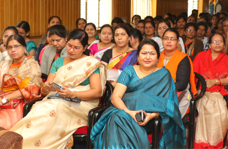 दुर्ग। जनजातियों द्वारा की जाने वाली प्रकृति की पूजा से न केवल आदमी को अपनी लघुता का एहसास होता है अपितु हमारे अंहकार का भी हनन होता है। ये उद्गार दुर्ग विश्वविद्यालय द्वारा आयोजित राष्ट्रीय संगोष्ठी भारतीय संास्कृतिक धारा- अनादि से आजतक के उद्घाटन समारोह में आमंत्रित वक्ताओं ने व्यक्त किये।  बीआईटी दुर्ग के सभागार में बड़ी संख्या में उपस्थित जनजातीय प्रतिनिधियों एवं प्राध्यापकों तथा शोधकर्ताओं को संबोधित करते हुये उद्घाटन समारोह के मुख्य अतिथि अखिल भारतीय वनवासी कल्याण आश्रम के अध्यक्ष श्री जगदेवराम उरांव ने कहा की आदिवासी समाज एवं जनजातियों की अपनी विशिष्ट संस्कृति है।