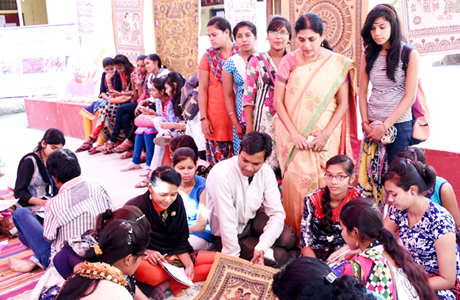 दुर्ग। शासकीय डॉ वावा पाटणकर कन्या स्नातकोत्तर महाविद्यालय में चित्रकला विभाग एवं रजा फाउण्डेशन नई दिल्ली के संयुक्त तत्वाधान में आयोजित सात दिवसीय कायर्शाला आदि-रंग के समापन अवसर पर कायर्शाला में आये देश के विभिन्न प्रांतों के चित्रकारों का शाल-श्रीफल से सम्मान किया गया। मुख्य अतिथि डॉ. दीपक कारकून तथा विशिष्ट अतिथि भिलाई इस्पात संयंत्र के वरिष्ठ अधिकारी विजय मैरॉल थे। कार्यक्रम की अध्यक्षता महाविद्यालय के प्राचार्य डॉ. सुशील चन्द्र तिवारी ने की। 