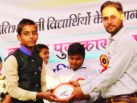 भिलाई। छत्तीसगढ़ मास्टर माइंड प्रतियोगिता में तीसरा स्थान बनाकर सुर्खियों में आए गोपाल मिश्रा का जीवन भी संघर्ष की दास्तान है। इस प्रतियोगिता में 2300 बच्चों ने भाग लिया था। पर कहते हैं जहां चाह होती है, वहां राह भी निकल आती है। वह इसका जीता जागता मिसाल है। शकुंतला स्कूल के 11वीं कक्षा का गणित का यह विद्यार्थी मेधावी है। वह सेना में जाना चाहता था। पर घर वालों ने मना कर दिया। इसके पीछे भी एक दुखद दास्तान है। उसके पिता स्व. सुबोध कुमार मिश्रा निजी क्षेत्र में गार्ड का काम करते थे। अक्टूबर 2012 की एक काली रात में उन्होंने ड्यूटी करते हुए अपनी जान गंवा दी।