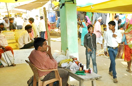छिंदवाड़ा। जिला मुख्यालय से 80 किलोमीटर दूर आदिवासी गांव कटकुही में डाक्टरों का भी साप्ताहिक बाजार लगता है। प्रत्येक शुक्रवार लगने वाले हाट में आलू-प्याज की दुकानों के बीच डाक्टरों की भी दुकान लगती है। गले में स्टेथोस्कोप और हाथ में इंजेक्शन लिए ये डाक्टर दवाओं के साथ यहां अपनी टेबल लगाते हैं।