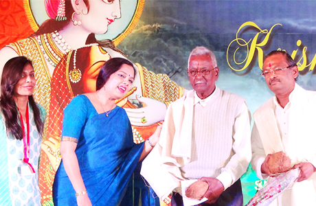 भिलाई। एसएनजी, सेक्टर-4 में शुरू हुई कृष्णप्रिया राष्ट्रीय अवार्ड प्रतियोगिता एवं अखिल भारतीय नृत्य एवं संगीत प्रतियोगिता में पहले दिन रविवार को देश भर से पहुंचे कलाकारों ने वाद्य संगीत का जादू जगाया। निर्णायकों ने इन प्रस्तुतियों को बेहद सराहा। उत्कृष्ट प्रस्तुति देने वाले कलाकारों को कला वैभव सम्मान दिया गया।