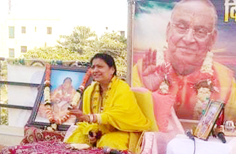 हनुमानजी पर चोला चढ़ाने की बजाय उनका अनुसरण करे-मां मंदाकिनी भिलाई। श्रीराम किंकर शिष्य परिवार भिलाई -दुर्ग द्वारा आयोजित रामकथा से पूर्व कथाकार मां मंदाकिनी श्रीराम किंकर ने कहा कि, प्रभु के अवतरण काल में घटित लीलाक्रम, चाहे किसी काल या स्थान विशेष में सम्पन्न हुई हो, उन समस्त जानकारियों का केवल वर्णन करना 'कथा' का उद्देश्य नहीं है। जिसे हम बोलचाल में रामकथा कहते है वस्तुत: वह ज्ञान यज्ञ है। हनुमान जी को सिर्फ चोला चढ़ाने की बजाय उनके चरित्र का अनुसरण करना चाहिए।