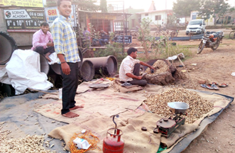 सड़क किनारे खुली मूंगफली सेंकने की फैक्ट्री