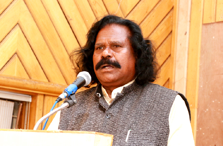 दुर्ग। राष्ट्रीय अनुसूचित जाति जनजाति आयोग के अध्यक्ष नंद कुमार साय ने कहा है कि देश में प्राथमिक शिक्षा को दुरुस्त करना होगा। उन्होंने कहा कि भारत वैश्विक सांस्कृतिक प्रवाह का उद्गम स्थल है। जनजातीय संस्कृति से ही भारत की पहचान है। यह हमारे राष्ट्र का मूल है। श्री साय यहां दुर्ग विश्वविद्यालय द्वारा आयोजित दो दिवसीय राष्ट्रीय संगोष्ठी भारतीय सांस्कृतिक धारा- अनादी से आज तक के समापन सत्र को संबोधित कर रहे थे।