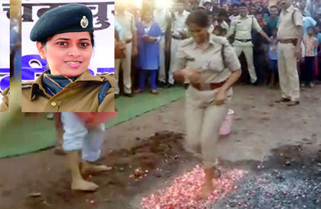 बिलासपुर। छत्तीसगढ़ में अक्सर लोगों ने तांत्रिक और बैगा को दहकते अंगारों पर नंगे पांव चलते देखा ही होगा। ये दावा करते हैं कि इनके तंत्र बल के चलते पांव जलते नहीं है। ये शक्ति इन्हें प्राप्त है। ऐसे में लोग इनके मुरीद हो जाते हैं। वहीं जब मुंगेली जिले की एसपी खुद अंगारों पर चलीं तो लोग दंग रह गए। इनके कारनामे की चर्चा जिले में खूब रहती है।