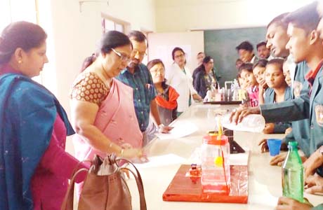भिलाई। स्वामी श्री स्वरूपानंद सरस्वती महाविद्यालय में भौतिक शास्त्र विभाग द्वारा साईंस एक्जीबिशन का आयोजन किया गया। जिसमें विद्यार्थियों ने साईंस से आधारित वर्किंग मॉडल का प्रदर्शन किया। कार्यक्रम में निर्णायक के रूप में डॉ. जगजीत कौर प्रो. भौतिक शास्त्र विश्वनाथ यादव तामस्कर महाविद्यालय, स.प्रा. डॉ. अभिषेक मिश्रा भौतिक शास्त्र विश्वनाथ यादव तामस्कर महाविद्यालय, दुर्ग थीं। कार्यक्रम की संयोजिका स.प्रा. टी बबीता एवं स.प्रा. वर्षा चक्रवर्ती थीं।