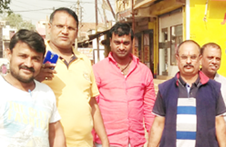 भिलाई। भिलाई के अनाज व्यापारियों के लगभग 45 लाख रुपए बच गए हैं। इस राशि के लिए कृषि उपज मण्डी ने व्यापारियों को नोटिस दे रखा था और राशि नहीं जमा कराने पर लाइसेंस निरस्त कर देने की चेतावनी भी दी थी। नोटिस के खिलाफ लिंक रोड व्यापारी संघ के अध्यक्ष प्रमोद अग्रवाल के नेतृत्व में संघर्ष किया गया और अंतत: नोटिस वापस हो गई। प्रमोद अग्रवाल छत्तीसगढ़ चेम्बर ऑफ कॉमर्स एंड इंडस्ट्रीज के मंत्री पद पर चुनाव लड़ रहे हैं।