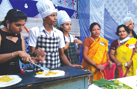 भिलाई। नि:शब्दों के हाथों ने दी स्वाद को जुबान तो व्यंजन भी बोल पड़े। अवसर था प्रयास श्रवण विकलांग संस्थान में आयोजित आनंद मेले का जिसमें इन दिव्यांग बच्चों ने अपनी प्रतिभा का परिचय दिया। प्रयास श्रवण विकलांग संस्थान में आयोजित आनंद मेला में लोगों ने जमकर व्यंजनों का लुत्फ उठाया तो वहीं बच्चों ने विभिन्न गेम का का खूब इंज्वाय किया। 