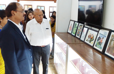 भिलाई। भिलाई इस्पात संयंत्र के जनसम्पर्क विभाग द्वारा सिविक सेंटर स्थित नेहरु आर्ट गैलरी में रूचि ड्रॉइंग स्टूडियो के बच्चों की पेंटिंग्स की प्रदर्शनी लगाई गई। चटक रंगों से बनी इन कृतियों ने कलाप्रेमियों को आनंदित किया। संयंत्र के महाप्रबंधक प्रभारी (सामग्री प्रबंधन) पी कुलकर्णी ने 4 दिसम्बर को इसका उद्घाट किया जो 6 दिसम्बर तक चलता रहा।
