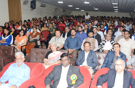 भिलाई। संतोष रूंगटा कैम्पस में आयोजित इंटरनेशनल कांफ्रेंस में वैश्विक स्तर पर हो रहे रिसर्च वर्क पर मंथन हुआ। वक्ताओं ने शोध की दशा, दिशा और उपलब्ध अनुदानों एवं अवसरों के बारे में बताया। साथ ही शोधार्थियों को शोध की व्यापकता और सावधानियों की भी जानकारी दी गई। ग्रुप के चेयरमैन संतोष रूंगटा ने उम्मीद जताई कि इससे इंजीनियरिंग के स्टूडेन्ट्स को शोध कार्यों के लिए प्रेरणा मिलेगी।
