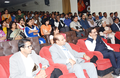 भिलाई। संतोष रूंगटा कैम्पस में आयोजित इंटरनेशनल कांफ्रेंस में वैश्विक स्तर पर हो रहे रिसर्च वर्क पर मंथन हुआ। वक्ताओं ने शोध की दशा, दिशा और उपलब्ध अनुदानों एवं अवसरों के बारे में बताया। साथ ही शोधार्थियों को शोध की व्यापकता और सावधानियों की भी जानकारी दी गई। ग्रुप के चेयरमैन संतोष रूंगटा ने उम्मीद जताई कि इससे इंजीनियरिंग के स्टूडेन्ट्स को शोध कार्यों के लिए प्रेरणा मिलेगी।
