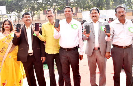 भिलाई। शकुन्तला विद्यालय में स्वच्छ भारत मिशन के तहत स्वच्छता एप को डाउलोड किया गया। जोन कमिश्नर आर.के. पदमवार, विशेष अतिथि रिकेश सेन नगर पालिक निगम के नेता प्रतिपक्ष, स्वच्छता मिशन के नोडल अधिकारी अजय शुक्ला एवं सहायक अभियंता नवीन वर्मा उपस्थित रहे। इस अवसर पर सभी छात्र-छात्राओं, शिक्षकों एवं कर्मचारियों ने घर, शाला, मोहल्ला, जिला एवं राज्य तथा देश को स्वच्छ बनाये रखने का संकल्प लिया गया।