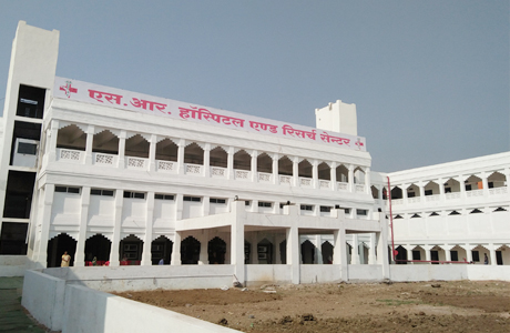 भिलाई। अहिवारा विधानसभा के ग्राम चिखली में गुरूवार को एसआर हॉस्पिटल एंड रिसर्च सेंटर का शुभारंभ हो गया। अस्पताल के निदेशक संजय तिवारी, डॉ दिनेश जैन एवं डॉ शीतल यादव ने इस अवसर पर अंचल के विधायक, पूर्व मंत्री एवं अपने गुरू श्रद्धेय श्री कृष्णानन्द जी स्वामी का आशीर्वाद लिया। अतिथियों ने कहा कि यह अंचल के लिए एक बड़ी सौगात है तथा आशीर्वाद दिया कि अस्पताल लोगों का विश्वास अर्जित करे और घोषित सेवाओं को निरंतर जारी रख सके।