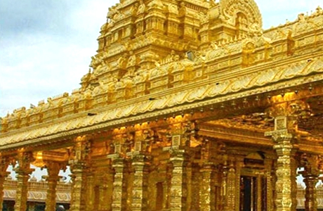 चेन्नै। स्वर्ण मंदिर का नाम आते ही दिमाग में पंजाब के स्वर्ण मंदिर की याद आ जाती है। मगर, तमिलनाडु के वेल्लोर नगर के मलाईकोड़ी पहाड़ों पर स्थित महालक्ष्मी मंदिर में 1500 किलो सोना लगा है। इसे दक्षिण भारत का स्वर्ण मंदिर भी कहा जाता है। रात के वक्त रोशनी में बहुत खूबसूरत दिखता है। 100 एकड़ से ज़्यादा क्षेत्र में फैला यह मंदिर चारों तरफ से हरियाली से घिरा हुआ है। इस मंदिर को भक्तों के लिए 2007 में खोला गया था।