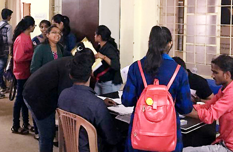 भिलाई। स्वामी श्री स्वरूपानंद सरस्वती महाविद्यालय हुडको, भिलाई में स्वीप कार्यक्रम 2017 के अंतर्गत महाविद्यालय परिसर में विद्यार्थियों के मतदाता परिचय पत्र बनवाने हेतु नगर निगम, भिलाई के सहयोग से एक दिवसीय शिविर का आयोजन किया गया जिसमें युवराज साहू, कमल ठाकुर, राहुल भोसले, कैलाश निहाल के सहयोग से सौ से अधिक विद्यार्थियों को फॉर्म 6 का वितरण किया गया तथा चालिस से अधिक विद्यार्थियों ने सारी औपचारिकताओं को पूरा करके फॉर्म जमा कराया।